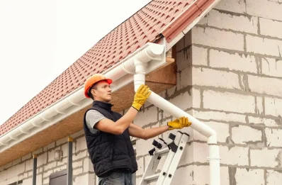 Pose et remplacement de gouttières à Fillé